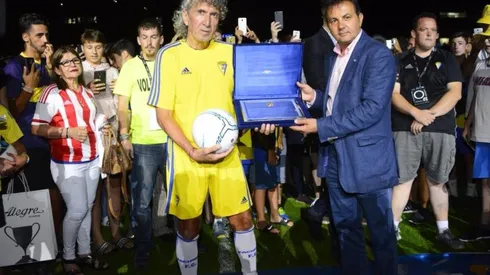 La directiva se convenció de instalar la escuela tras la visita del "Mágico" González