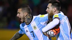 LA NOCHE SOÑADA. Benedetto abraza a Messi después del empate ante Ecuador en Quito (Foto: Getty).