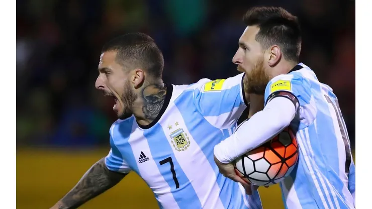 LA NOCHE SOÑADA. Benedetto abraza a Messi después del empate ante Ecuador en Quito (Foto: Getty).