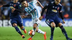 PASA POR EL MEDIO. Ricardo Centurión contra la Universidad de Chile por la Copa Libertadores (Foto: Getty).