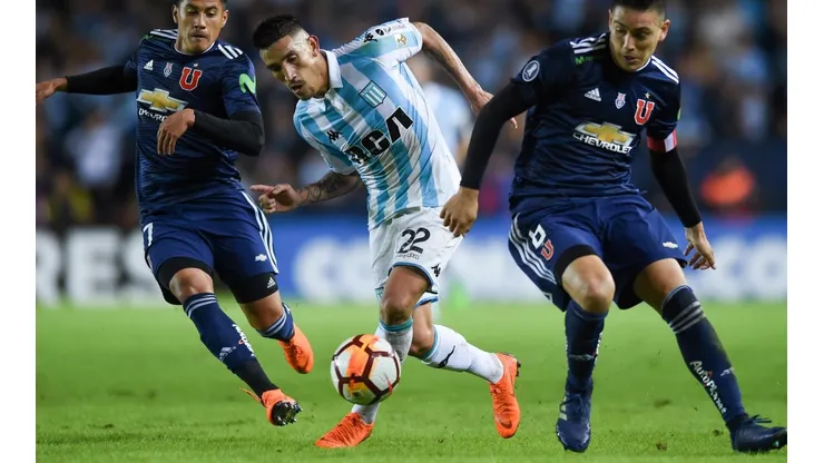 PASA POR EL MEDIO. Ricardo Centurión contra la Universidad de Chile por la Copa Libertadores (Foto: Getty).
