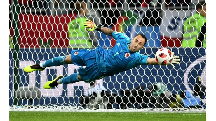 ATAJA EL UNO. David Ospina se estira lo más que puede para salvar el arco de Colombia (Foto: Getty).
