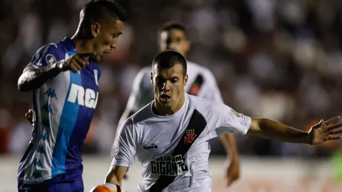 PISANDO Y ENCARANDO. Centurión contra Vasco da Gama por la Copa Libertadores con Racing (Foto: Getty).