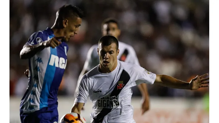 PISANDO Y ENCARANDO. Centurión contra Vasco da Gama por la Copa Libertadores con Racing (Foto: Getty).