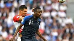 GANA DE ARRIBA. Lovren salta ante Matuidi para buscar ganar el juego aéreo ante Francia (Foto: Getty).