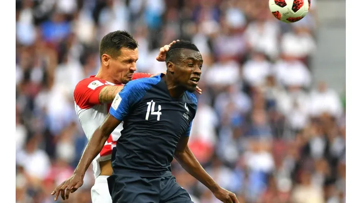 GANA DE ARRIBA. Lovren salta ante Matuidi para buscar ganar el juego aéreo ante Francia (Foto: Getty).