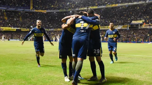 Foto de los jugadores de Boca celebrando un gol.