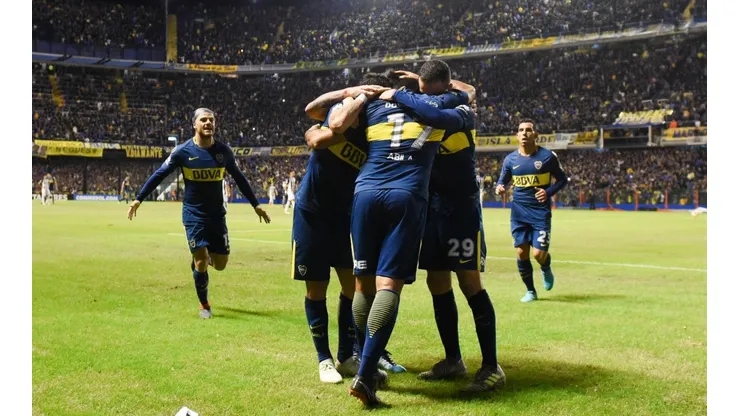 Foto de los jugadores de Boca celebrando un gol.