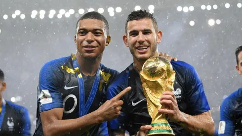 SE MIRA Y SE TOCA. Lucas levantó la Copa siendo uno de los mejores jugadores del torneo.