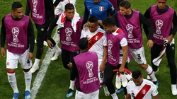 TODOS CON CUEVA. La imagen de los compañeros apoyándolo tras errar el penal (Foto: Getty).