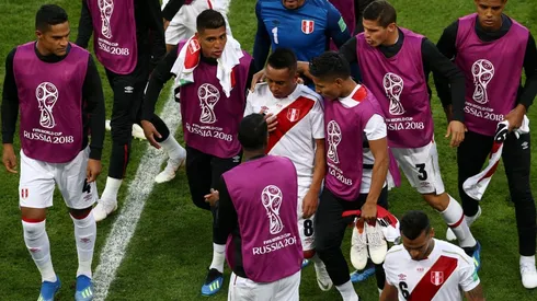 TODOS CON CUEVA. La imagen de los compañeros apoyándolo tras errar el penal (Foto: Getty).