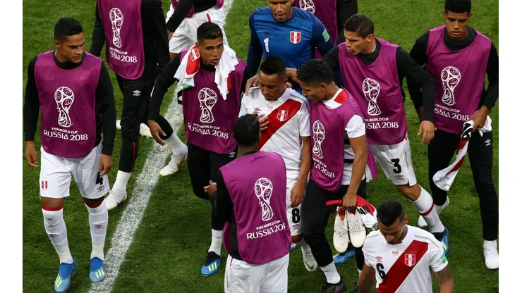 TODOS CON CUEVA. La imagen de los compañeros apoyándolo tras errar el penal (Foto: Getty).