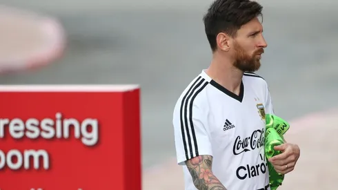 CON BOTINES EL DIEZ. Lionel Messi antes de un entrenamiento de la Selección Argentina en Rusia 2018 (Foto: Getty).