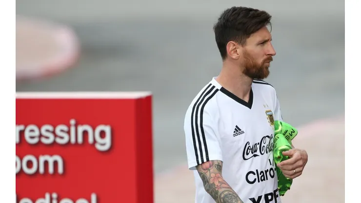 CON BOTINES EL DIEZ. Lionel Messi antes de un entrenamiento de la Selección Argentina en Rusia 2018 (Foto: Getty).