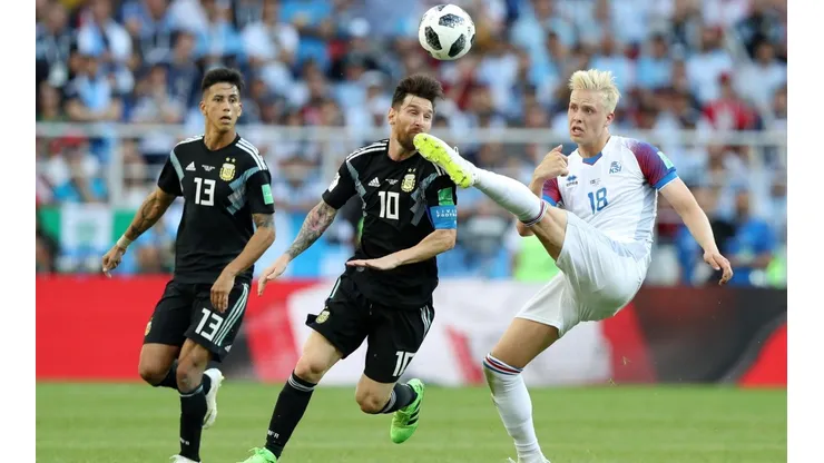 Meza y Messi en el partido contra Islandia
