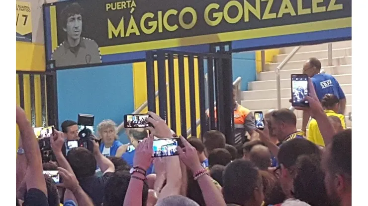 El ex astro salvadoreño fue reconocido con su nombre en uno de los accesos del estadio Carranza
