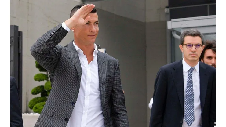 Cristiano canta "Juve, Juve" mientras entra a hacerse la revisión médica