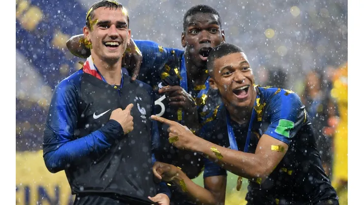 Mbappé, Griezmann y Pogba festejando el título