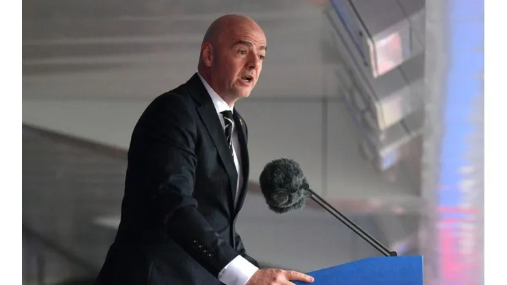 ¿QUIÉN LO GANA, GIANNI? Infantino y un chiste para tirarla afuera.