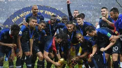 El plantel de Francia celebra la conquista.