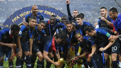 El plantel de Francia celebra la conquista.