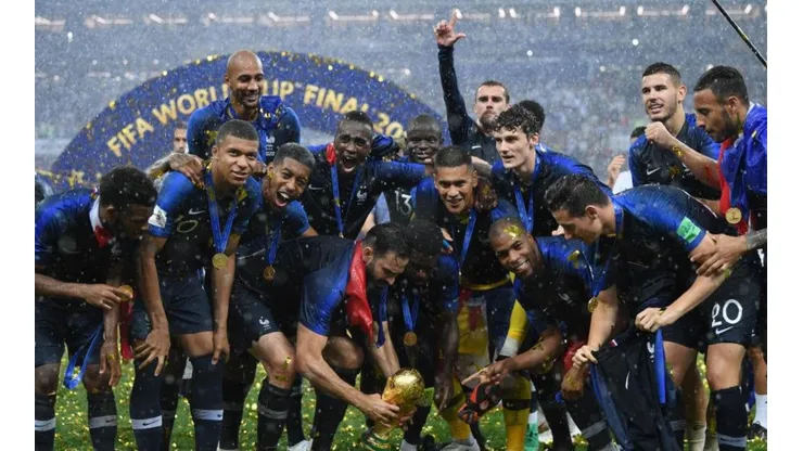 El plantel de Francia celebra la conquista.