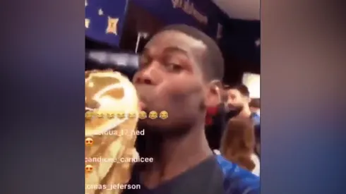 Pogba como loco con la Copa del Mundo en el vestuario