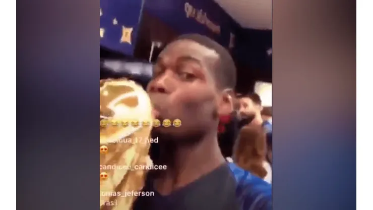 Pogba como loco con la Copa del Mundo en el vestuario
