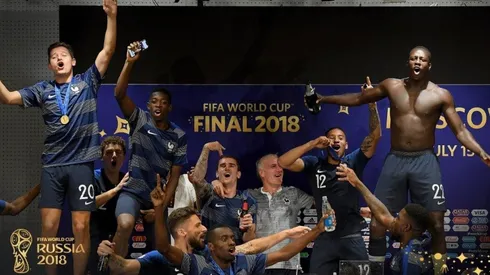 FELICIDAD DE CAMPEÓN. La conferencia de prensa de Francia con sus jugadores (Foto: @FIFAWorldCup).