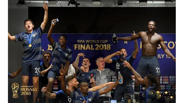FELICIDAD DE CAMPEÓN. La conferencia de prensa de Francia con sus jugadores (Foto: @FIFAWorldCup).