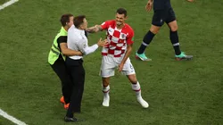 MOMENTO DE TENSIÓN. Lovren saca a un fanático que invadió el campo en la final (Foto: Getty):