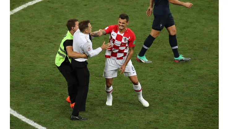 MOMENTO DE TENSIÓN. Lovren saca a un fanático que invadió el campo en la final (Foto: Getty):
