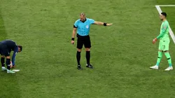 PENA MÁXIMA. Pitana se interpone entre Griezmann y Subasic en el penal de Francia (Foto: Getty).