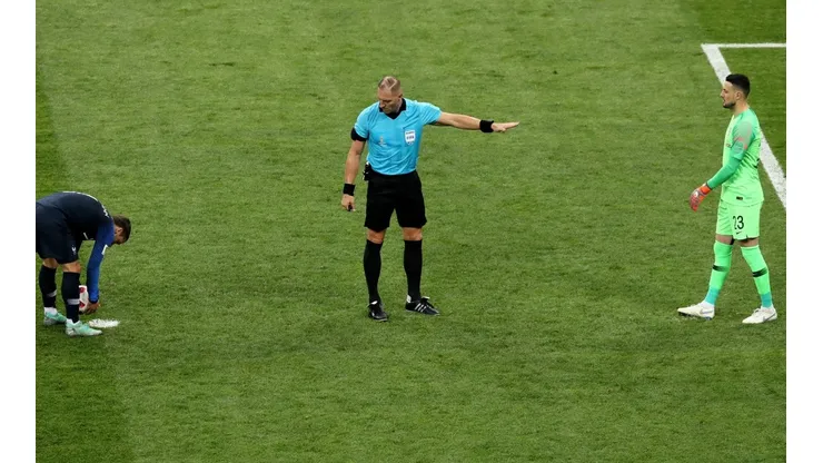 PENA MÁXIMA. Pitana se interpone entre Griezmann y Subasic en el penal de Francia (Foto: Getty).