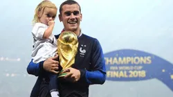 Antoine Griezmann junto a su pequeña hija