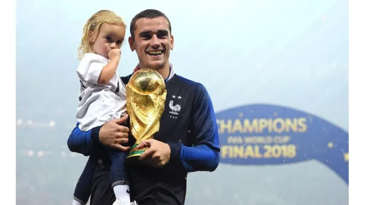 Antoine Griezmann junto a su pequeña hija