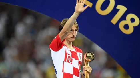 Luka Modric con su premio a mejor jugador del Mundial