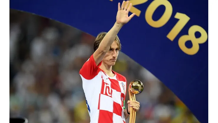 Luka Modric con su premio a mejor jugador del Mundial