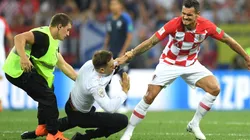 Lovren maltratando a un hincha que invadió el campo de juego