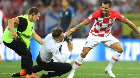 Lovren maltratando a un hincha que invadió el campo de juego