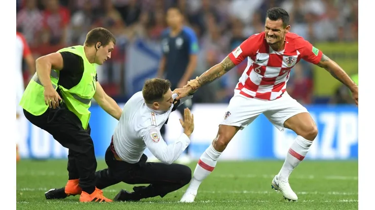Lovren maltratando a un hincha que invadió el campo de juego