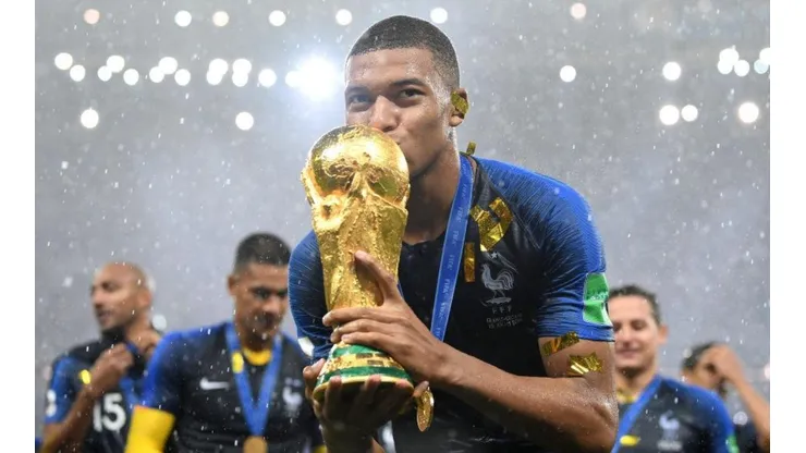 Kylian Mbappé junto a la Copa del Mundo.