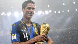 Raphael Varane con la Copa del Mundo.