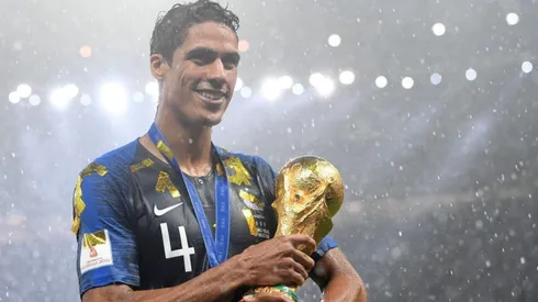 Raphael Varane con la Copa del Mundo.