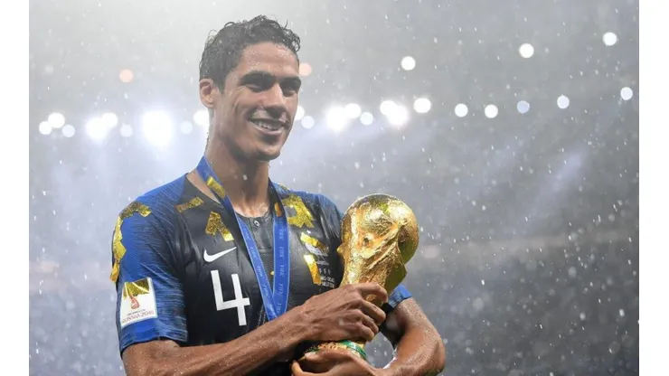 Raphael Varane con la Copa del Mundo.