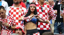 Foto de la fanática más linda de Croacia en el estadio.