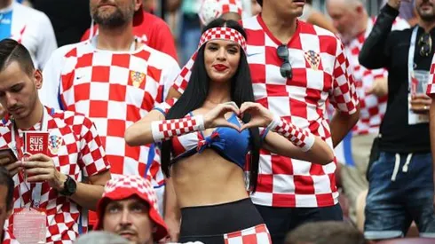 Foto de la fanática más linda de Croacia en el estadio.