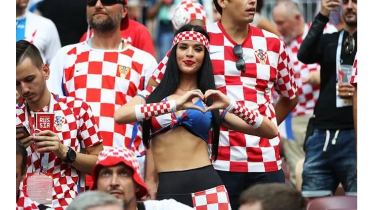 Foto de la fanática más linda de Croacia en el estadio.