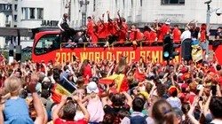 LOS HÉROES. Así recorrieron los jugadores de Bélgica las calles de Bruselas en su regreso.
