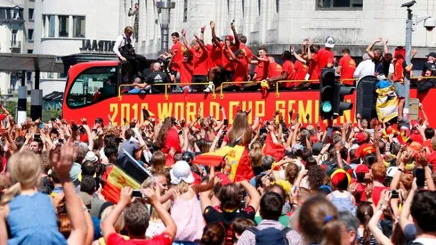 LOS HÉROES. Así recorrieron los jugadores de Bélgica las calles de Bruselas en su regreso.